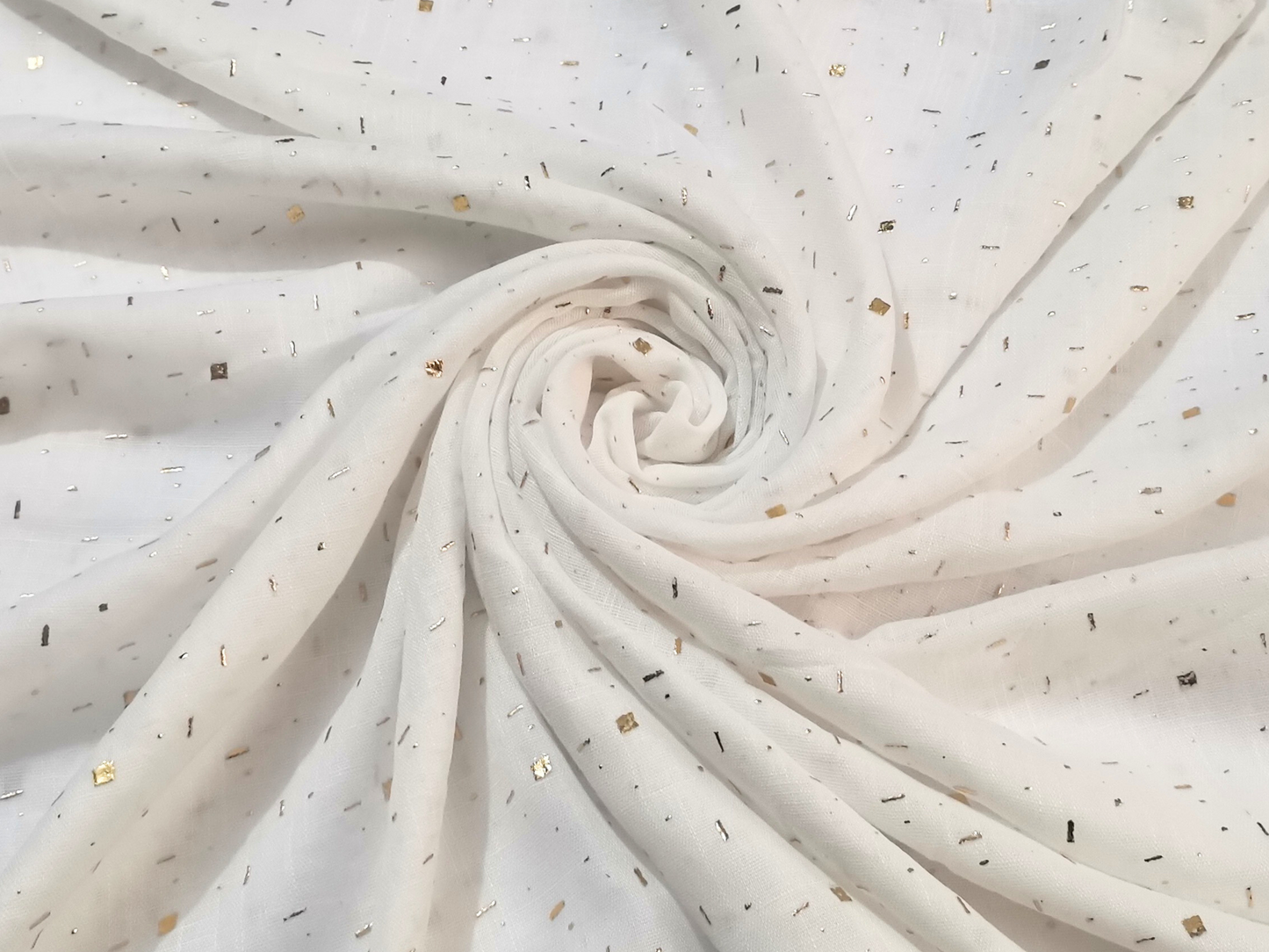 حجاب ذهبي منقوش بدون شرائط - أبيض