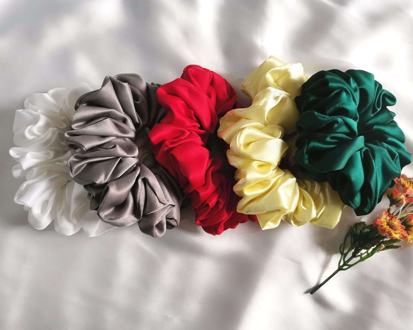 Buy Pack Of 5 Medium Scrunchies, Get 1 Free Scrunchie